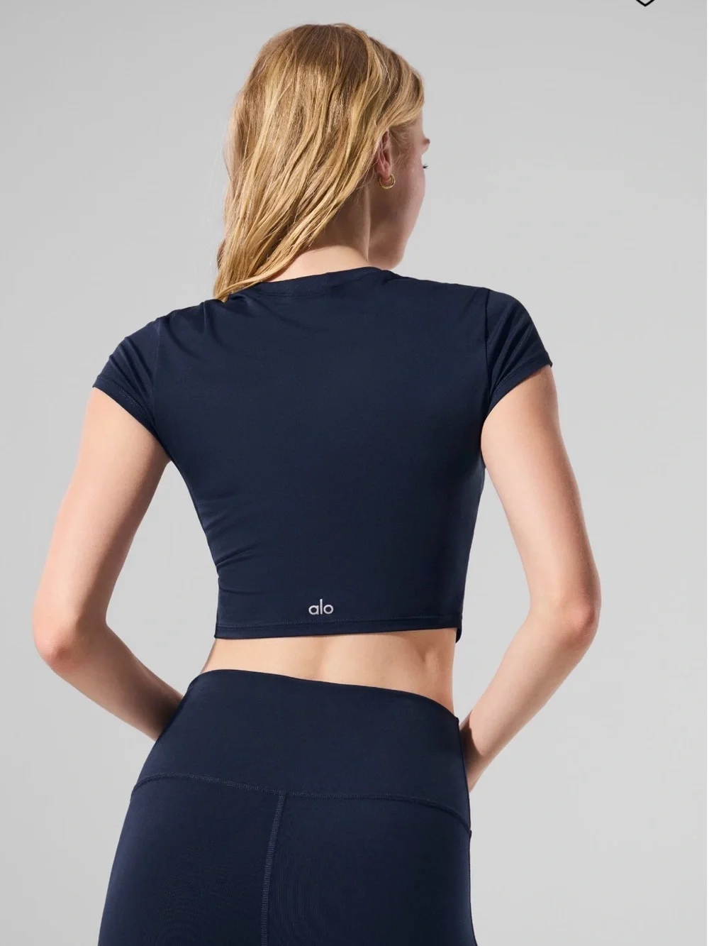 ALO Yoga Navy Short Sleeve Cropped Tee finesse s
